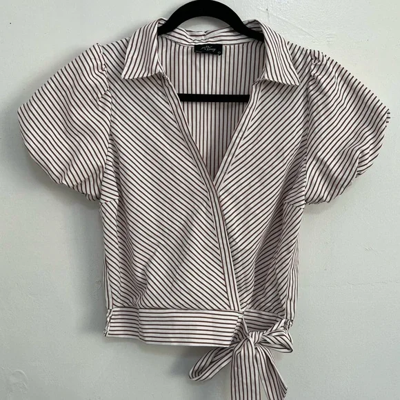 𝐁𝐮𝐧𝐝𝐥𝐞 𝐎𝐧𝐥𝐲*
 Milk & Honey Striped Wrap Top - Picture 2 of 4